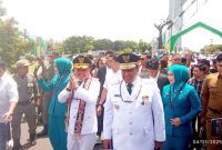 Gubernur Kalteng Agustiar Sabran dan Wakil Gubernur Edy Pratowo disambut secara adat bersama pelajar dan mahasiswa.(IST)