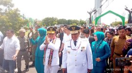 Gubernur Kalteng Agustiar Sabran dan Wakil Gubernur Edy Pratowo disambut secara adat bersama pelajar dan mahasiswa.(IST)