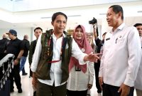 MENYAMBUT : Staf Ahli Gubernur Yuas Elko, saat menyambut Menteri Kehutanan RI di Bandara Tjilik Riwut Palang Raya, Rabu (19/3).(IST)