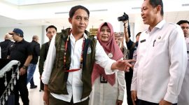 MENYAMBUT : Staf Ahli Gubernur Yuas Elko, saat menyambut Menteri Kehutanan RI di Bandara Tjilik Riwut Palang Raya, Rabu (19/3).(IST)