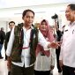 MENYAMBUT : Staf Ahli Gubernur Yuas Elko, saat menyambut Menteri Kehutanan RI di Bandara Tjilik Riwut Palang Raya, Rabu (19/3).(IST)