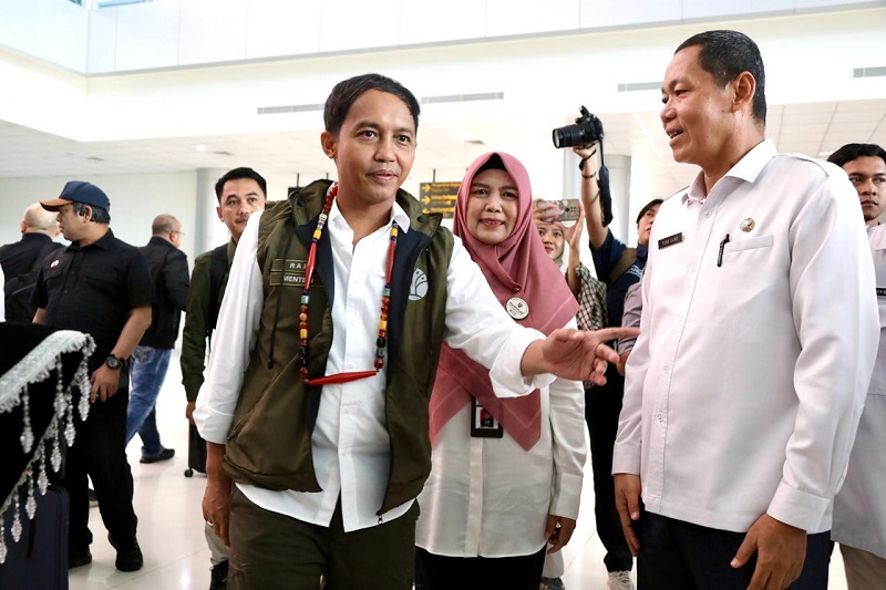 MENYAMBUT : Staf Ahli Gubernur Yuas Elko, saat menyambut Menteri Kehutanan RI di Bandara Tjilik Riwut Palang Raya, Rabu (19/3).(IST)