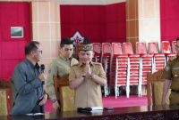 KUNJUNGI : Gubernur Provinsi Kalteng H. Agustiar Sabran saat mengunjungi UPR disambut oleh Rektor UPR Salampak Dohong berserta Dekan, Wakil Dekan dan Sejumlah Dosen di UPR, Selasa (11/03).(IST)
