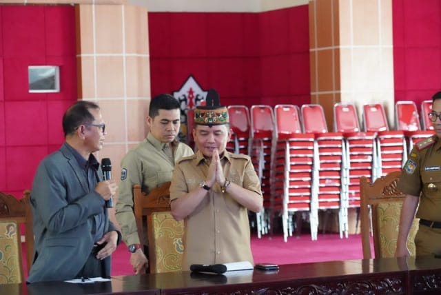 KUNJUNGI : Gubernur Provinsi Kalteng H. Agustiar Sabran saat mengunjungi UPR disambut oleh Rektor UPR Salampak Dohong berserta Dekan, Wakil Dekan dan Sejumlah Dosen di UPR, Selasa (11/03).(IST)