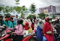 MEMBAGIKAN : Sejumlah mahasiswa turut serta membagikan takjil yang diinisiasi oleh Ketua TP PKK Provinsi Kalteng Aisyah Thisia Agustiar Sabran, untuk dibagikan kepada warga yang melintas di Bundaran Besar Palangkaraya, Minggu (9/3).(IST)