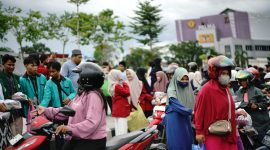 MEMBAGIKAN : Sejumlah mahasiswa turut serta membagikan takjil yang diinisiasi oleh Ketua TP PKK Provinsi Kalteng Aisyah Thisia Agustiar Sabran, untuk dibagikan kepada warga yang melintas di Bundaran Besar Palangkaraya, Minggu (9/3).(IST)