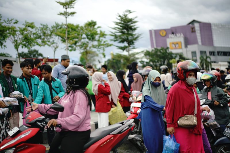 MEMBAGIKAN : Sejumlah mahasiswa turut serta membagikan takjil yang diinisiasi oleh Ketua TP PKK Provinsi Kalteng Aisyah Thisia Agustiar Sabran, untuk dibagikan kepada warga yang melintas di Bundaran Besar Palangkaraya, Minggu (9/3).(IST)