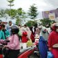 MEMBAGIKAN : Sejumlah mahasiswa turut serta membagikan takjil yang diinisiasi oleh Ketua TP PKK Provinsi Kalteng Aisyah Thisia Agustiar Sabran, untuk dibagikan kepada warga yang melintas di Bundaran Besar Palangkaraya, Minggu (9/3).(IST)