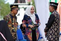 BERBINCANG : Kepala Dinas Disbudpar Provinsi Kalteng Adiah Chandra Sari saat berbincang dengan pejabat lainnya pada rangkaian Kalteng Ramadan Festival, Jumat (7/3).(IST)