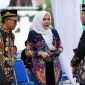 BERBINCANG : Kepala Dinas Disbudpar Provinsi Kalteng Adiah Chandra Sari saat berbincang dengan pejabat lainnya pada rangkaian Kalteng Ramadan Festival, Jumat (7/3).(IST)