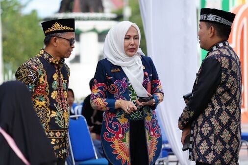 BERBINCANG : Kepala Dinas Disbudpar Provinsi Kalteng Adiah Chandra Sari saat berbincang dengan pejabat lainnya pada rangkaian Kalteng Ramadan Festival, Jumat (7/3).(IST)