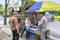 BERI PEMAHAMAN Anggota Satpol PP memberikan pemahaman terkait Perda Nomor 5 Tahun 2021 Kamis (27/2).(IST)