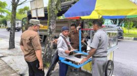 BERI PEMAHAMAN Anggota Satpol PP memberikan pemahaman terkait Perda Nomor 5 Tahun 2021 Kamis (27/2).(IST)