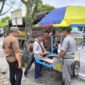 BERI PEMAHAMAN Anggota Satpol PP memberikan pemahaman terkait Perda Nomor 5 Tahun 2021 Kamis (27/2).(IST)
