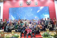 FOTO BERSAMA : Gubernur Kalteng, H. Agustiar Sabran beserta Mantan Gubernur Sugianto Sabran saat foto bersama dengan kepala OPD Provinsi Kalteng, usai sertijab di Aula Jayang Tingang, Kantor Gubernur, Rabu (5/3).(IST)