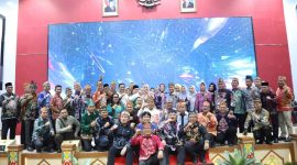 FOTO BERSAMA : Gubernur Kalteng, H. Agustiar Sabran beserta Mantan Gubernur Sugianto Sabran saat foto bersama dengan kepala OPD Provinsi Kalteng, usai sertijab di Aula Jayang Tingang, Kantor Gubernur, Rabu (5/3).(IST)