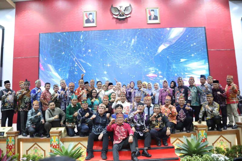 FOTO BERSAMA : Gubernur Kalteng, H. Agustiar Sabran beserta Mantan Gubernur Sugianto Sabran saat foto bersama dengan kepala OPD Provinsi Kalteng, usai sertijab di Aula Jayang Tingang, Kantor Gubernur, Rabu (5/3).(IST)