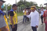 TINJAU : Gubernur Provinsi Kalteng, H.Agustiar Sabran (baju putih) beserta epala OPD terkait dan BPJN Kalteng saat meninjau langsung jalan rusak di Lingkar Luar Kota Palangka Raya, Sabtu (15/3).(IST)