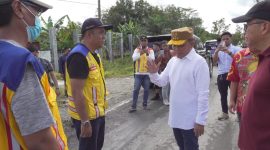 TINJAU : Gubernur Provinsi Kalteng, H.Agustiar Sabran (baju putih) beserta epala OPD terkait dan BPJN Kalteng saat meninjau langsung jalan rusak di Lingkar Luar Kota Palangka Raya, Sabtu (15/3).(IST)