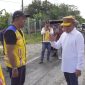 TINJAU : Gubernur Provinsi Kalteng, H.Agustiar Sabran (baju putih) beserta epala OPD terkait dan BPJN Kalteng saat meninjau langsung jalan rusak di Lingkar Luar Kota Palangka Raya, Sabtu (15/3).(IST)