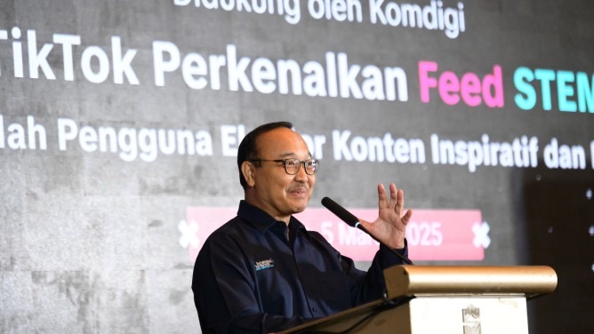SAMBUTAN : Kepala Badan Pengembangan Sumber Daya Manusia Kemkomdigi, Bonifasius Wahyu Pudjianto, saat menyampaikan sambutannya pada acara soft launching STEM Feed dengan TikTok Indonesia di Hotel Shangri-La, Jakarta, Rabu (5/3).(IST/komdigi)