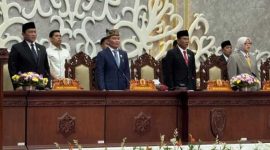 HADIRI : Gubernur Kalteng H Agustiar Sabran beserta Wakil Gubernur H.Edy Pratowo saat menghadiri rapat paripurna dengan agenda penyampaian pidato perdana Gubernur Provinsi Kalteng, Rabu (5/3).(IST)
