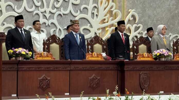 HADIRI : Gubernur Kalteng H Agustiar Sabran beserta Wakil Gubernur H.Edy Pratowo saat menghadiri rapat paripurna dengan agenda penyampaian pidato perdana Gubernur Provinsi Kalteng, Rabu (5/3).(IST)
