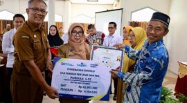 PENGHARGAAN : Pj Sekda Kabupaten Kotim Sanggul Lumban Gaol saat menyerahkan penghargaan kepada salah satu PSN yang telah purna bakti, Senin (24/2).(IST)