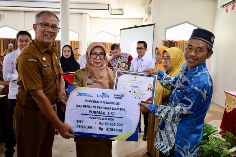 PENGHARGAAN : Pj Sekda Kabupaten Kotim Sanggul Lumban Gaol saat menyerahkan penghargaan kepada salah satu PSN yang telah purna bakti, Senin (24/2).(IST)