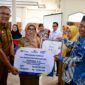 PENGHARGAAN : Pj Sekda Kabupaten Kotim Sanggul Lumban Gaol saat menyerahkan penghargaan kepada salah satu PSN yang telah purna bakti, Senin (24/2).(IST)