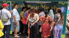 ANTUSIAS : Masyarakat terlihat antusias berkunjung ke stand Dislutkan dan antri untuk membeli ikan yang dijual, ini terlihat Kamis (6/3).(IST)