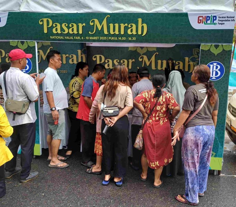 ANTUSIAS : Masyarakat terlihat antusias berkunjung ke stand Dislutkan dan antri untuk membeli ikan yang dijual, ini terlihat Kamis (6/3).(IST)