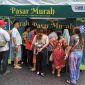 ANTUSIAS : Masyarakat terlihat antusias berkunjung ke stand Dislutkan dan antri untuk membeli ikan yang dijual, ini terlihat Kamis (6/3).(IST)