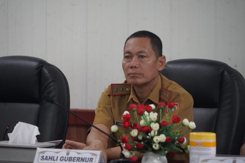 HADIRI : Staf Ahli Gubernur Bidang Ekonomi, Keuangan dan Pembangunan, Yuas Elko hadiri Rakor Pengendalian Inflasi Tahun 2025 dan Akselerasi Sertifikasi Produk Halal secara virtual,di Ruang Rapat Bajakah, Kantor Gubernur Kalteng, Selasa (4/3). (IST)