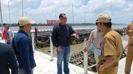 KUNJUNGI : Kepala Dislutkan Provinsi Kalteng H. Darliansjah saat mengunjungi kegiatan nelayan di Kabupaten Seruyan beberapa waktu lalu.(IST)