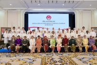 FOTO BERSAMA : Ketua Dekranasda Provinsi Kalteng Aisyah Thisia Agustiar Sabran. bersama para Ketua Dekranasda dari 33 Provinsi lainnya saat foto bersama usai Pelantikan Ketua Dewan Kerajinan Nasional Daerah Provinsi se-Indonesia, Senin (3/3).(IST)