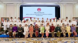 FOTO BERSAMA : Ketua Dekranasda Provinsi Kalteng Aisyah Thisia Agustiar Sabran. bersama para Ketua Dekranasda dari 33 Provinsi lainnya saat foto bersama usai Pelantikan Ketua Dewan Kerajinan Nasional Daerah Provinsi se-Indonesia, Senin (3/3).(IST)