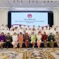 FOTO BERSAMA : Ketua Dekranasda Provinsi Kalteng Aisyah Thisia Agustiar Sabran. bersama para Ketua Dekranasda dari 33 Provinsi lainnya saat foto bersama usai Pelantikan Ketua Dewan Kerajinan Nasional Daerah Provinsi se-Indonesia, Senin (3/3).(IST)