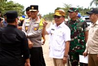 MENGECEK : Gubernur Provinsi Kalteng, H.Agustiar Sabran didampingi Bupati Kotim H Halikinnor saat melakukan pengecekan Jalan Lingkar Selatan Kota Sampit, Sabtu (29/3).(IST)