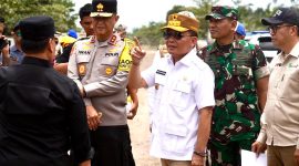MENGECEK : Gubernur Provinsi Kalteng, H.Agustiar Sabran didampingi Bupati Kotim H Halikinnor saat melakukan pengecekan Jalan Lingkar Selatan Kota Sampit, Sabtu (29/3).(IST)