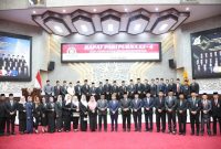 FOTO BERSAMA : Ketua DPRD Kalteng Arton S Dohong dan Anggotanya saat foto bersama Gubernur H.Agustiar Sabran, Wagub H Edy Pratowo usai rapat paripurna, Rabu (5/3).(IST)