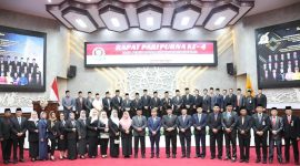 FOTO BERSAMA : Ketua DPRD Kalteng Arton S Dohong dan Anggotanya saat foto bersama Gubernur H.Agustiar Sabran, Wagub H Edy Pratowo usai rapat paripurna, Rabu (5/3).(IST)