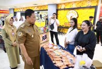 MENGUNJUNGI : Wagub Provinsi Kalteng, Edy Pratowo saat mengunjungi salah satu stand Bazzar Ramadan yang digelar oleh DPD Ikatan Wanita Pengusaha Indonesia (IWAPI) Kalteng, di Atrium Palangka Raya Mall, Senin (10/3).(IST)