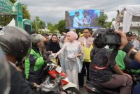 Aisyah Thisia Agustiar Sabran saat membagikan takjil gratis kepada masyarakat.(IST)