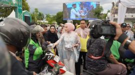 Aisyah Thisia Agustiar Sabran saat membagikan takjil gratis kepada masyarakat.(IST)
