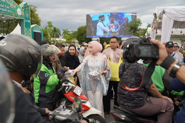 Aisyah Thisia Agustiar Sabran saat membagikan takjil gratis kepada masyarakat.(IST)