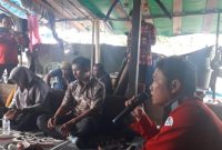 SOSIALISASI : Pokmaswas Baru Kabupaten Kotawaringin Barat saat melakukan sosialisasi kepala para nelayan belum lama ini.(IST)