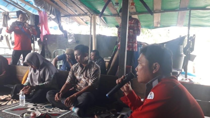SOSIALISASI : Pokmaswas Baru Kabupaten Kotawaringin Barat saat melakukan sosialisasi kepala para nelayan belum lama ini.(IST)