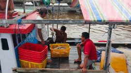 HASIL TANGKAPAN : Para nelayan saat melakukan bongkar hasil tangkapan ikan di PP Kumai belum lama ini.(IST)