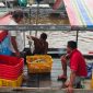 HASIL TANGKAPAN : Para nelayan saat melakukan bongkar hasil tangkapan ikan di PP Kumai belum lama ini.(IST)